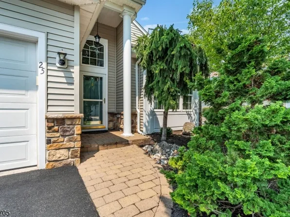25 Daulton Dr, Franklin Twp., NJ 08873