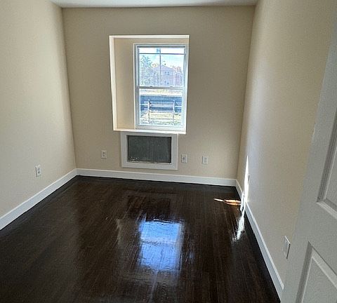 5th image of 2915-2917 Ely Ave #A