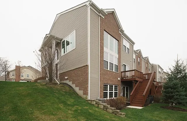 10S448 Carrington Cir — Photo 16