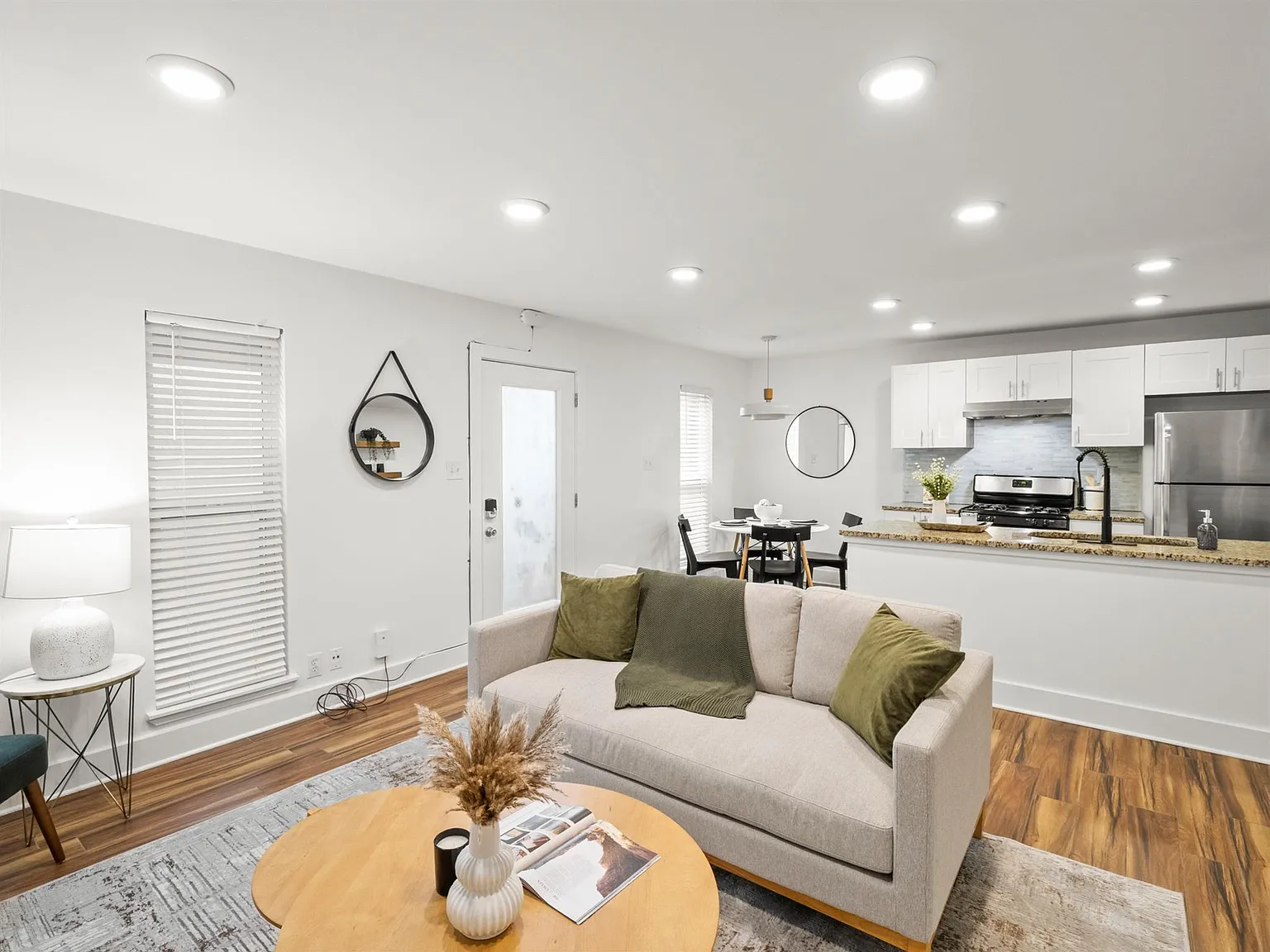 2 bed, 1.0 bath, 789 sqft, $1,250 — Photo 2