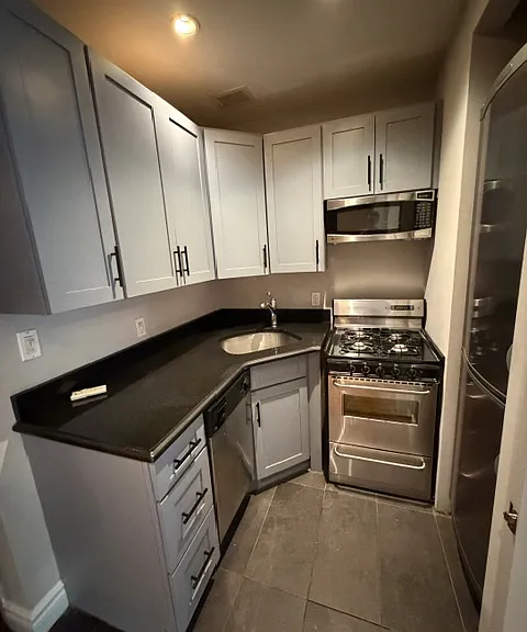 420 E 9th St #5 — Photo 2