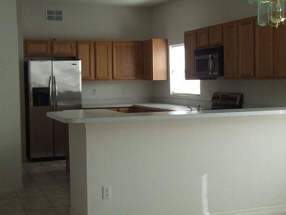 kitchen w/island