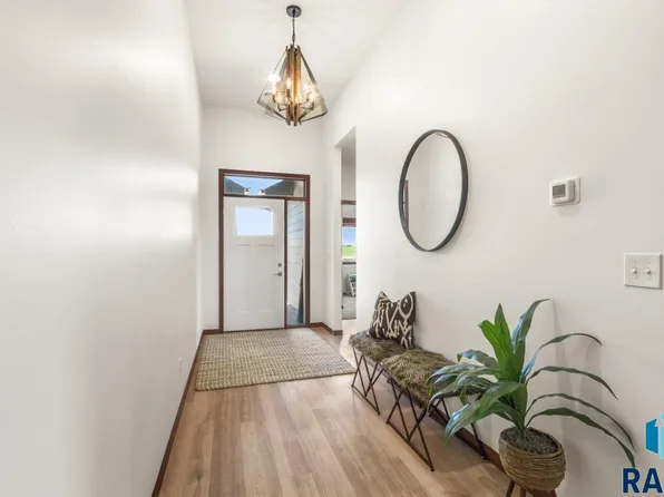 1528 W Autumn Cir, Brandon, SD 57005