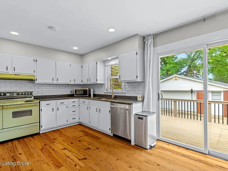 519 Leyton Ave — Photo 7