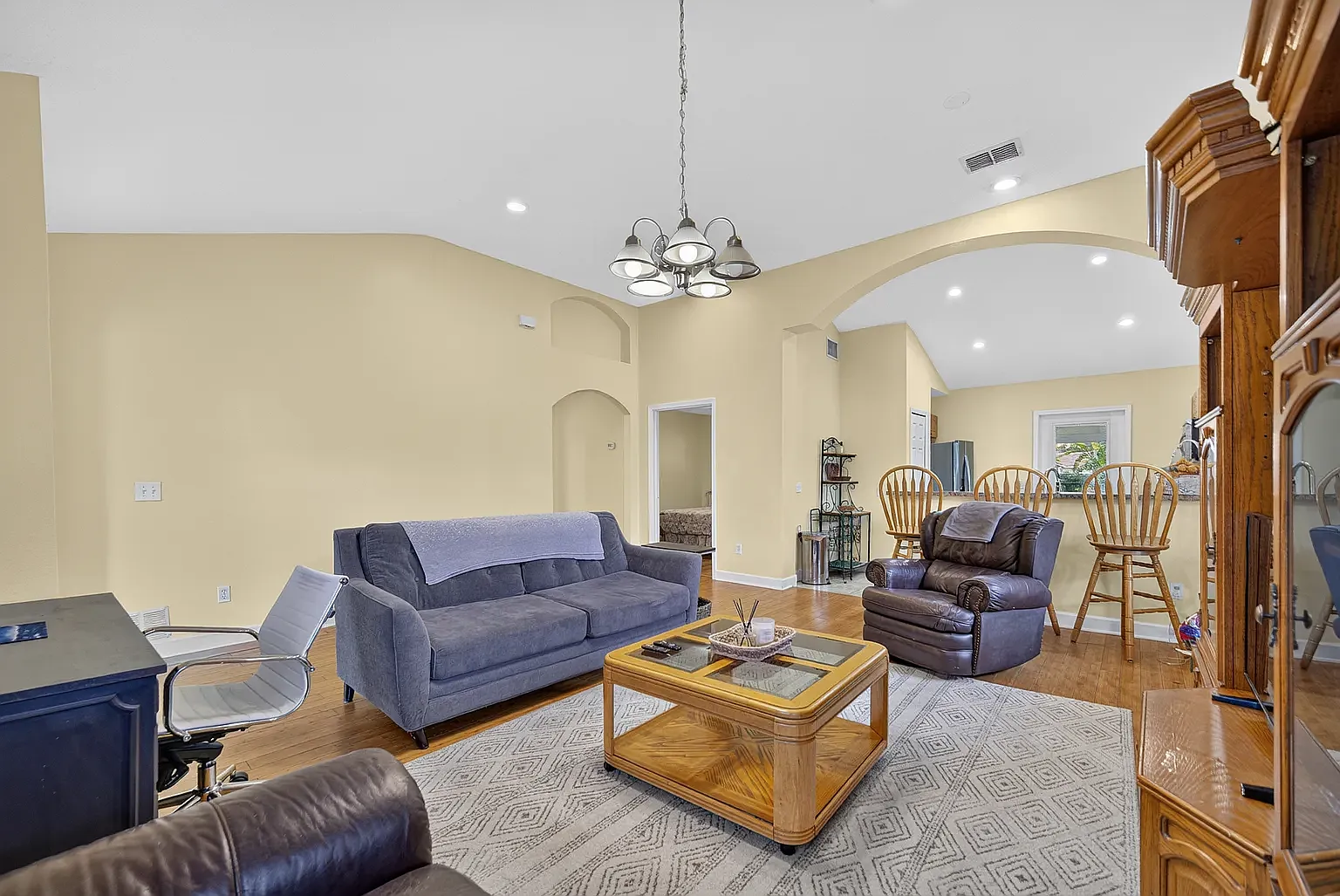 3 bed, 1895 sqft, $3,000 — Photo 3
