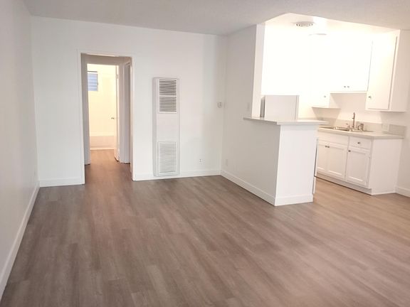 3rd image of 4131 McLaughlin Ave #3