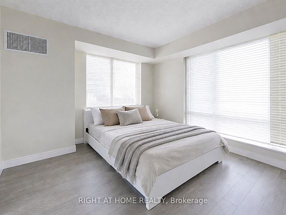 4th image of 25 Singer Ct #Townhouse 07