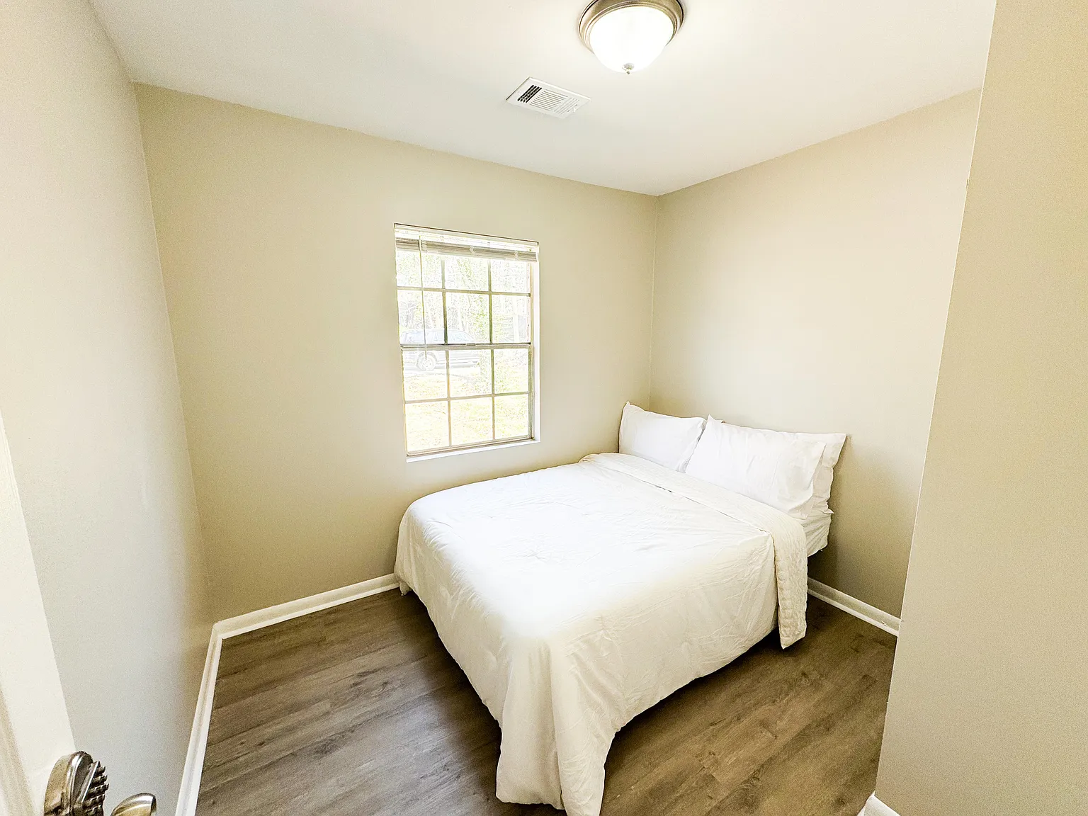 4 bed, 3.0 bath, 2100 sqft, $663 — Photo 1