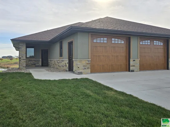1009 Teres View Dr, Sioux Center, IA 51250