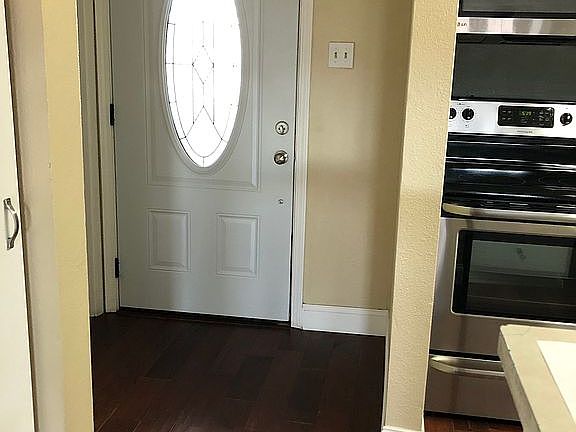 4th image of 1053 Bradley Sq