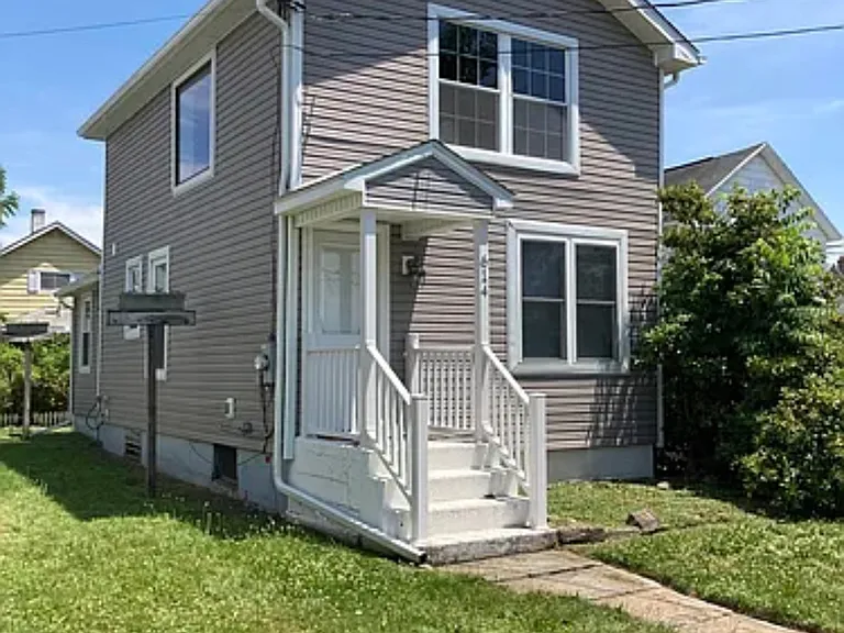 614 Warren St — Photo 1