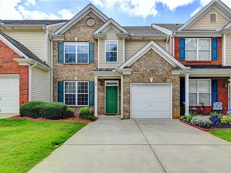 3067 Kentmere Dr — Photo 1