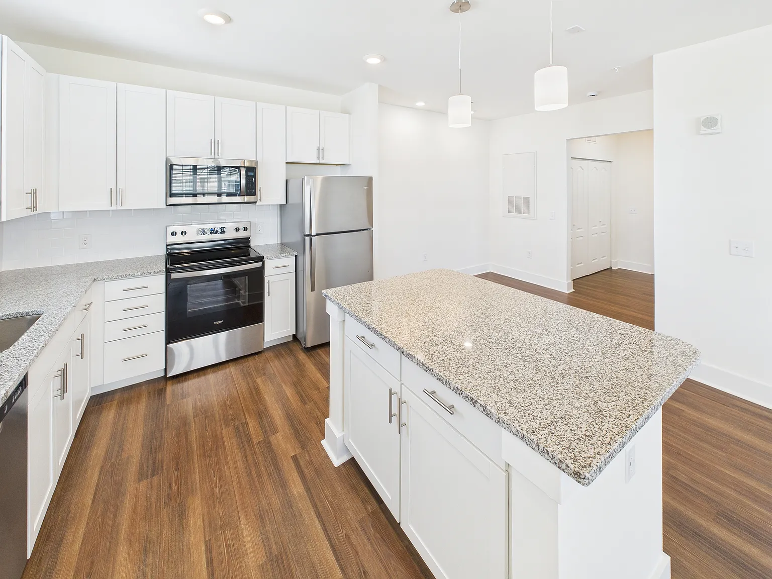 1 bed, 874 sqft, $1,989 — Photo 2