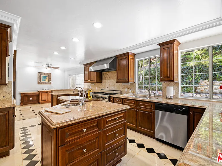 2461 Jupiter Dr — Photo 21