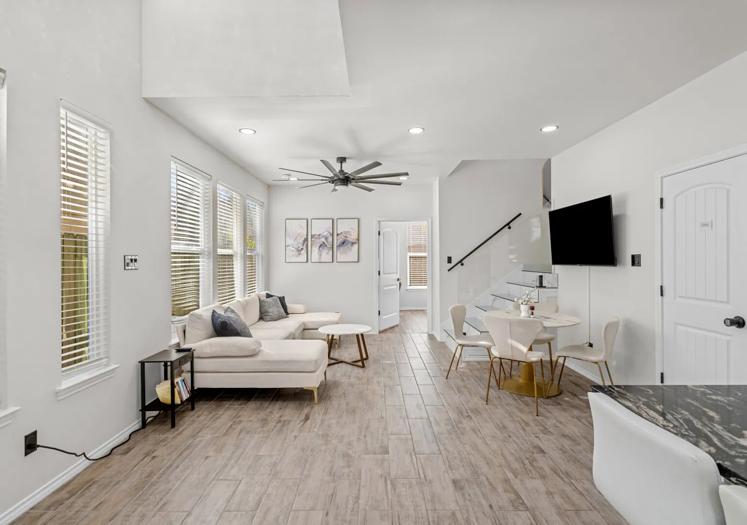 4BR En-Suite Townhome | Near UH + Downtown — Photo 2