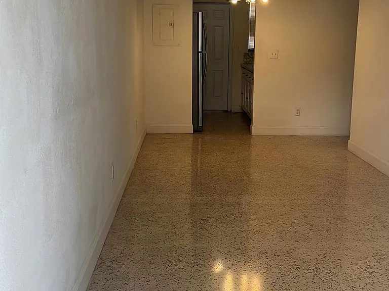 7125 Rue Granville #4 — Photo 4