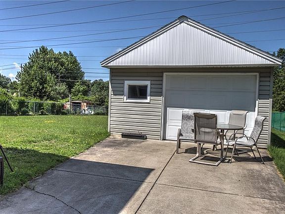 3rd image of 39 Iroquois Dr