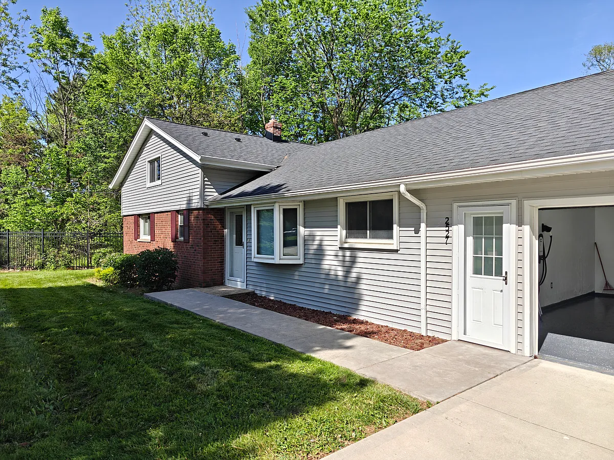 Building Photo - 2527 Richmond Rd