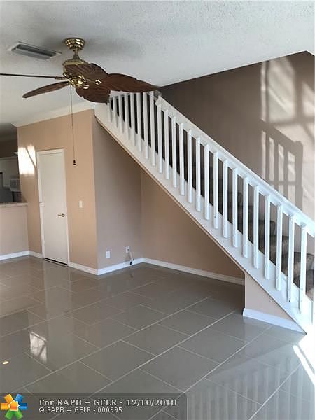 LAKEFRONT 2/2.5 TOWNHOME IN WESTON!!