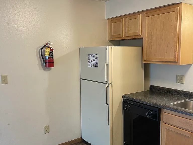 806 E College St #17 — Photo 3