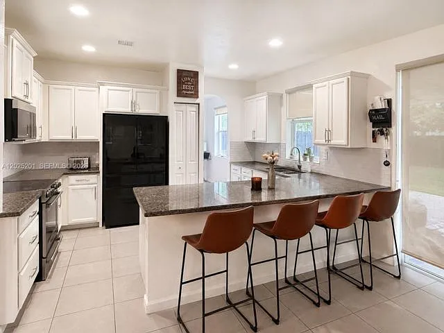 4 bed, 2.5 bath, 2280 sqft, $4,300 — Photo 3