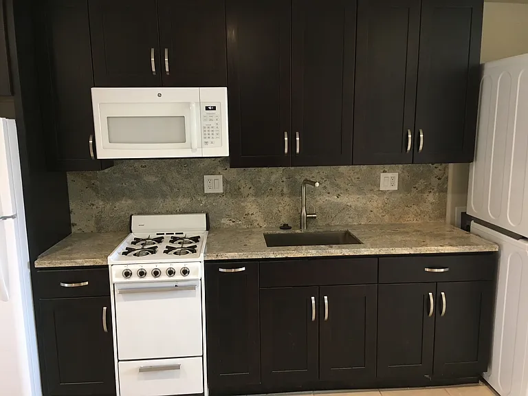 204 Gilbert Dr — Photo 3