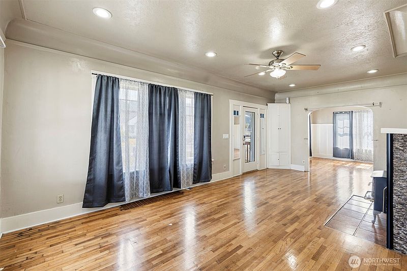 5th image of 163 SW Cascade