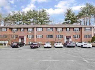 10 Maple Crest Cir APT E, Holyoke, MA 01040