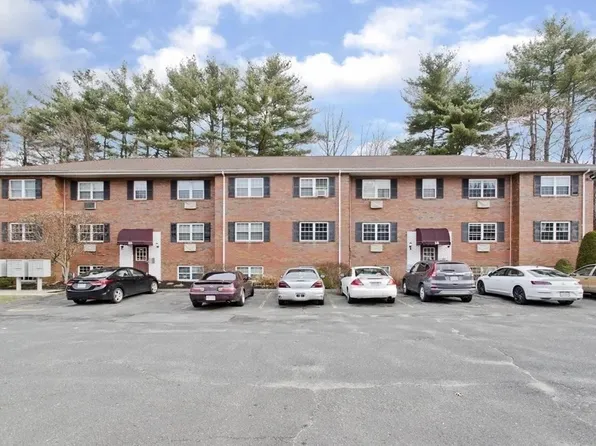 10 Maple Crest Cir APT E, Holyoke, MA 01040