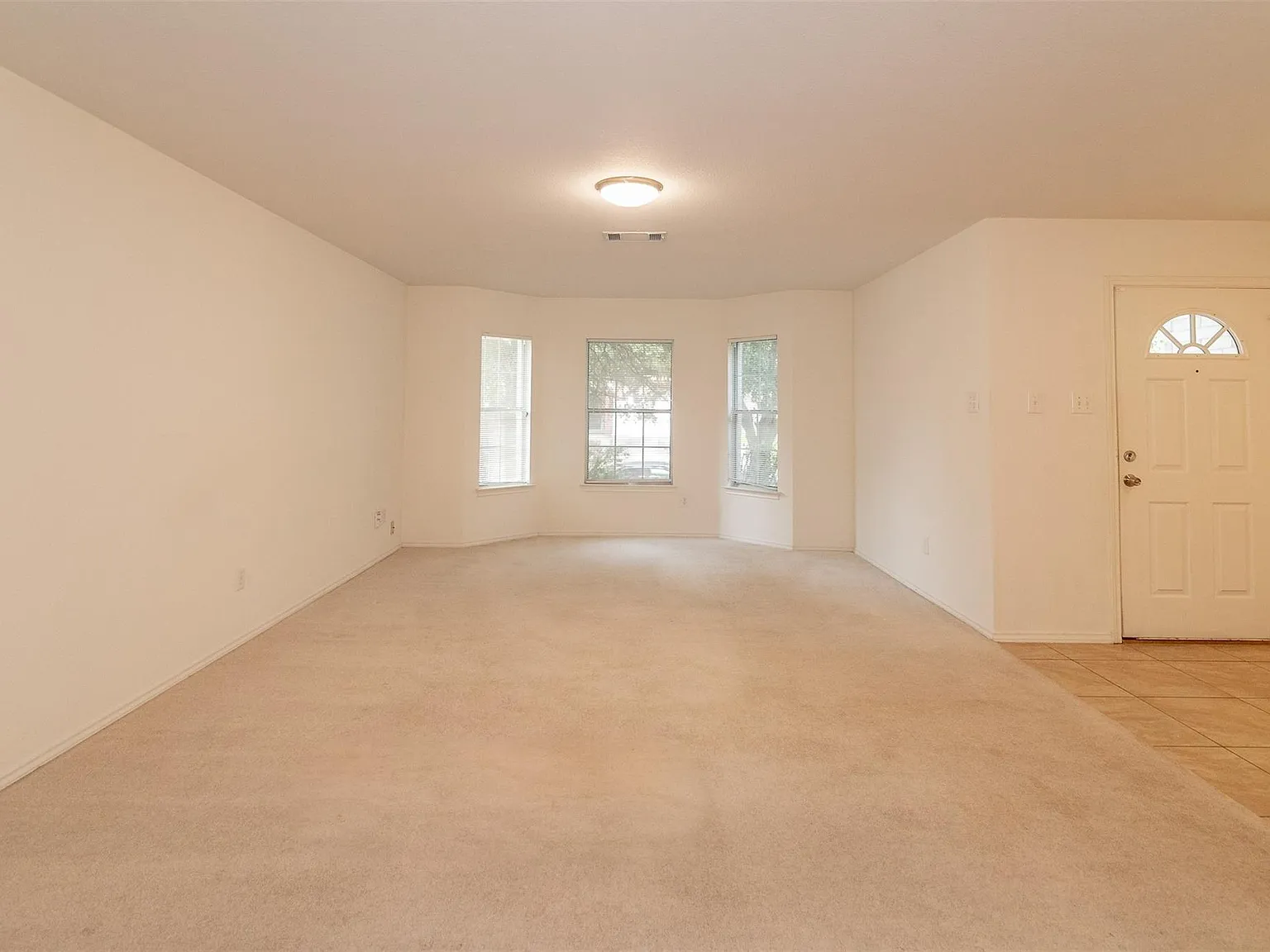 4 bed, 2.5 bath, 3482 sqft, $2,500 — Photo 4
