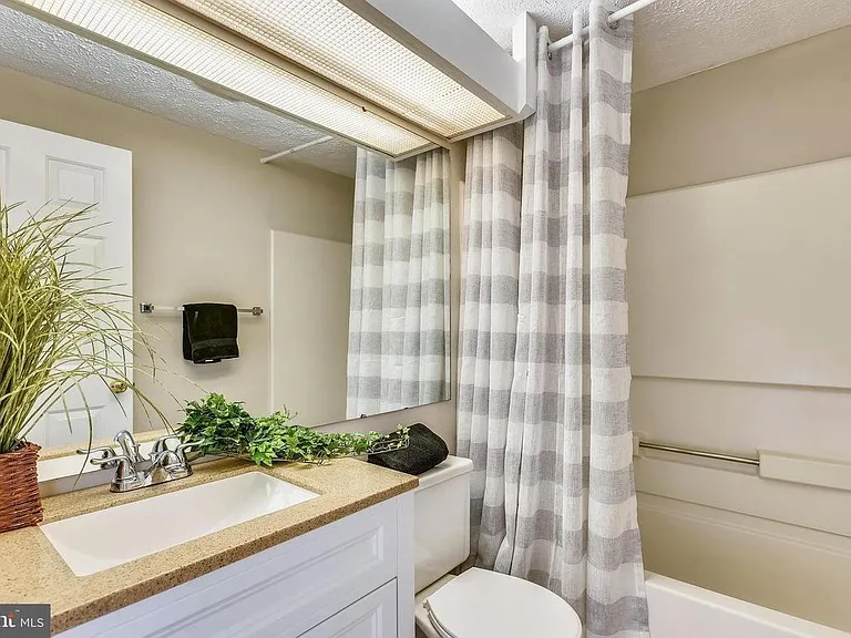 22382 Stablehouse Dr — Photo 13
