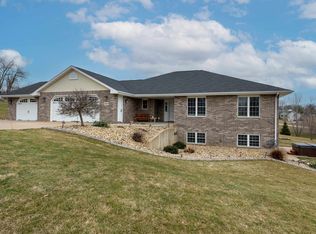 14223 Sagewood Dr, Dubuque, IA 52002