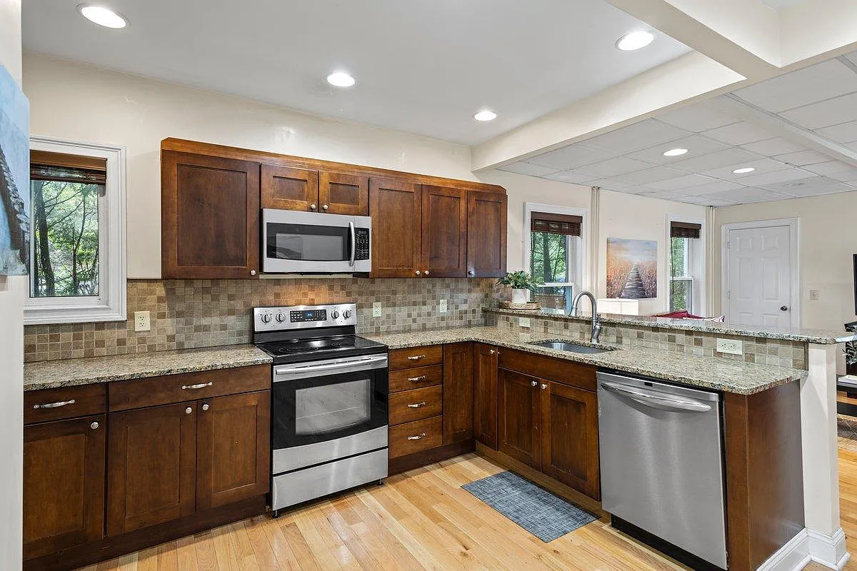 211 Union Ave — Photo 2