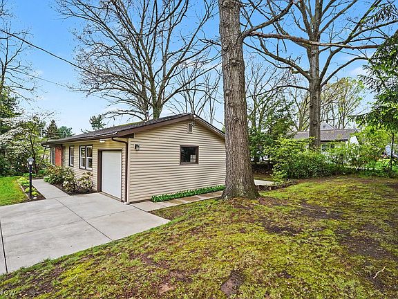 4th image of 582 Eric Dr