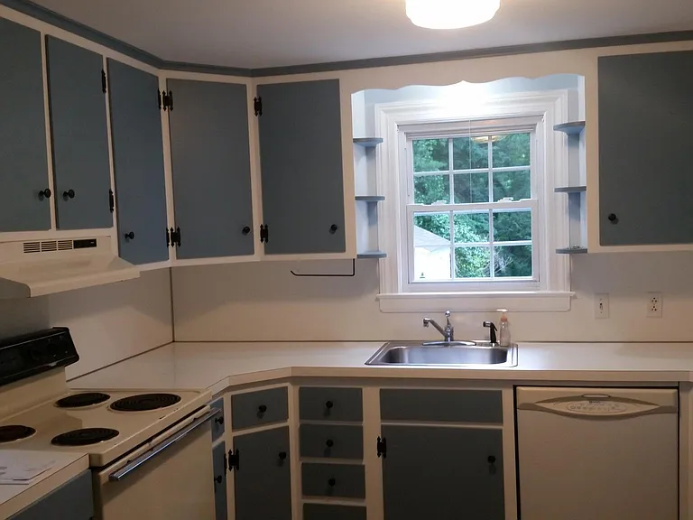 894 Windsor Ave — Photo 3