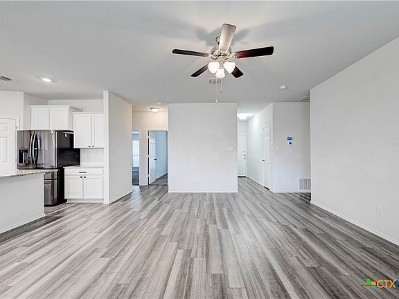 2nd image of 412 Saddleback Trl
