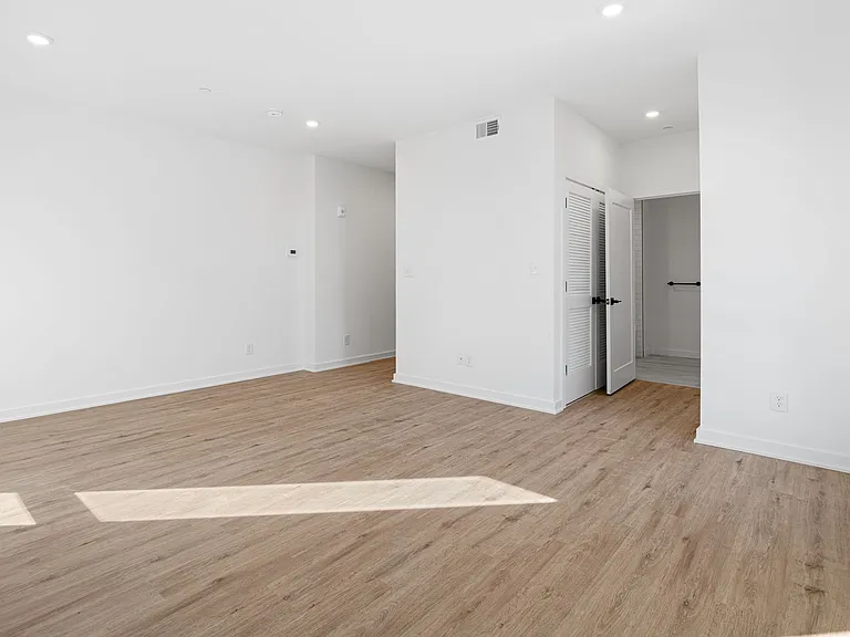 Moore House Apartments — Photo 16