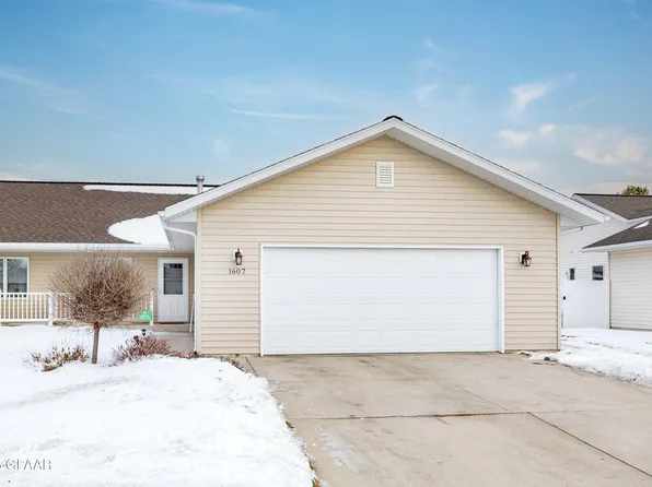 1607 Park Dr SE, East Grand Forks, MN 56721