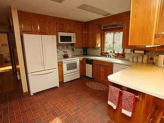 5th image of 34 William Fairfield Dr