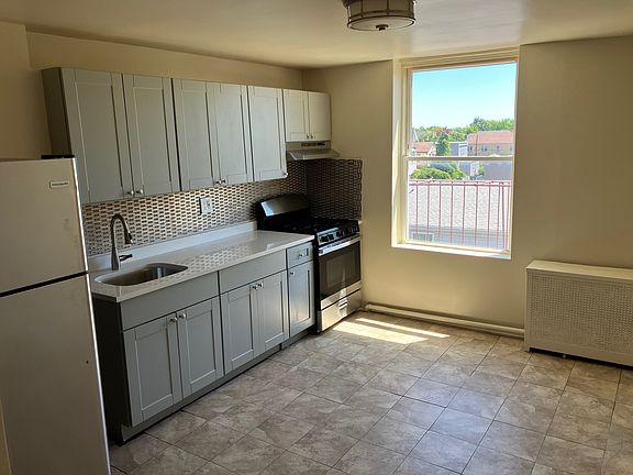 2nd image of 1524 Mayflower Ave #2