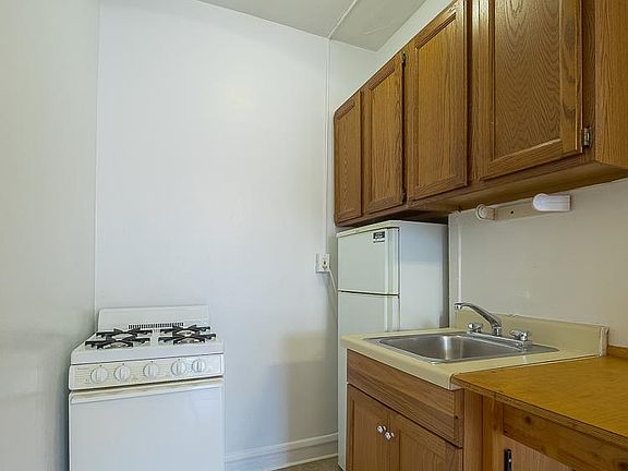 2nd image of 2827 N Burling St APT 204