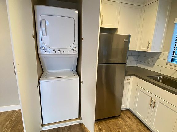 2nd image of 1102 30th St Unit 1102