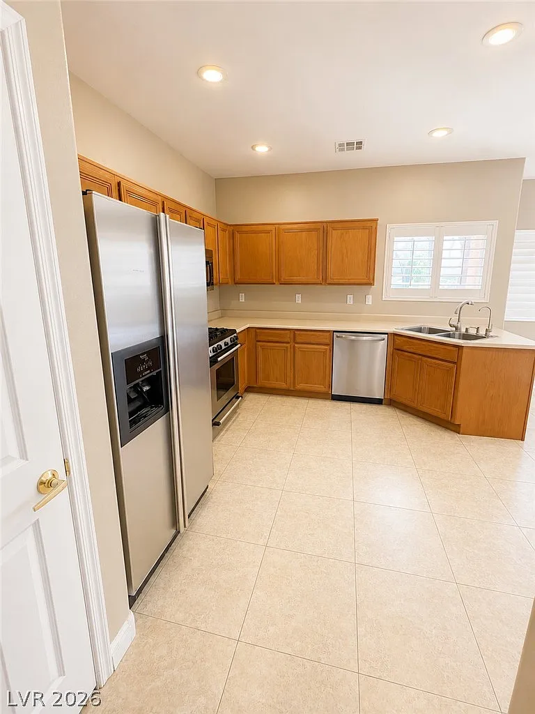 3 bed, 2.5 bath, 2024 sqft, $2,222 — Photo 3