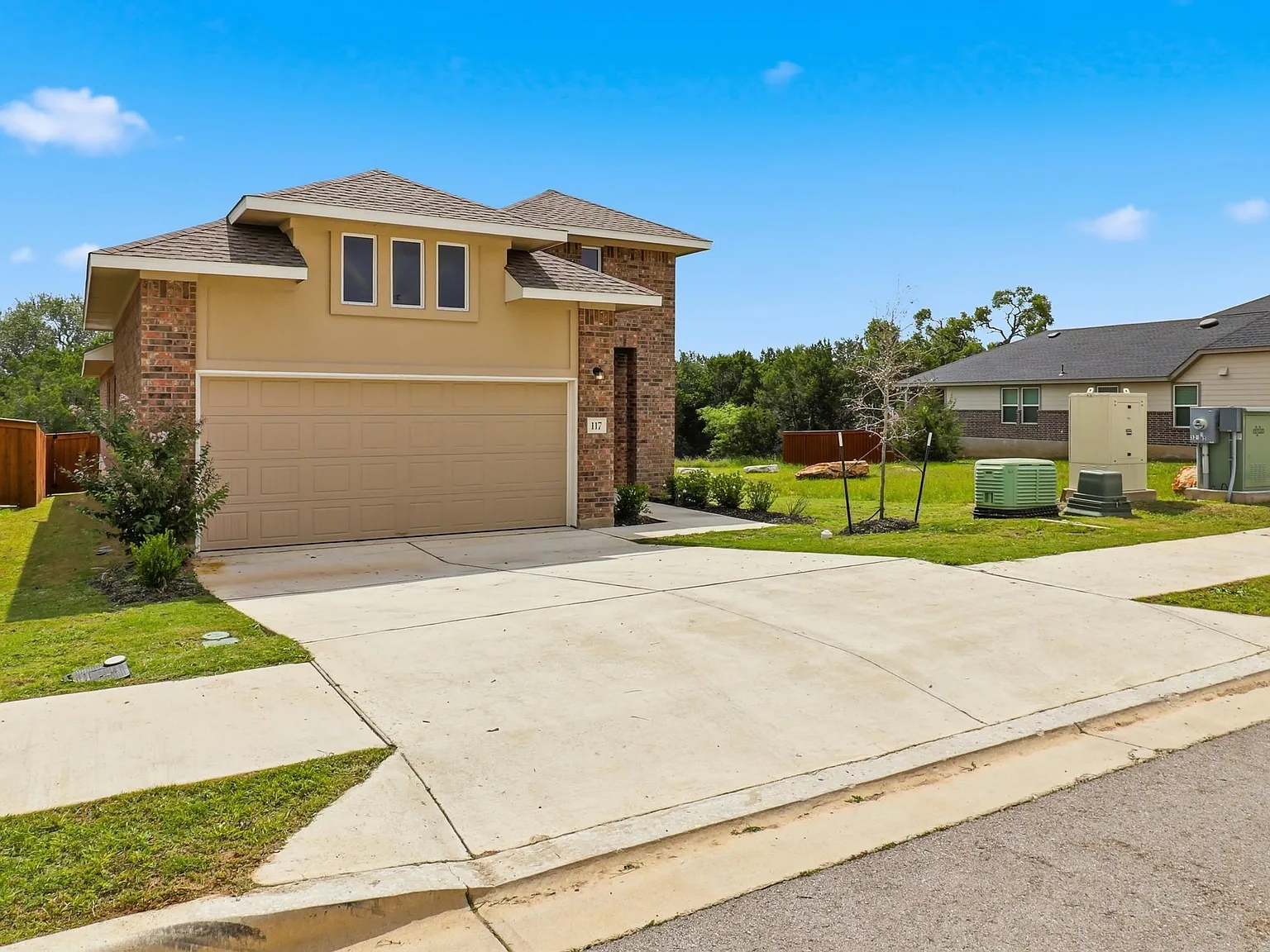 4 bed, 2.0 bath, 1640 sqft, $2,300 — Photo 2