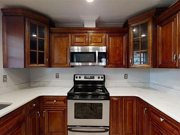 4th image of 1307 Corner Oaks Dr