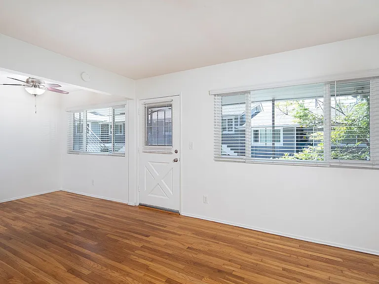 Talmadge Pacific Apartments — Photo 6