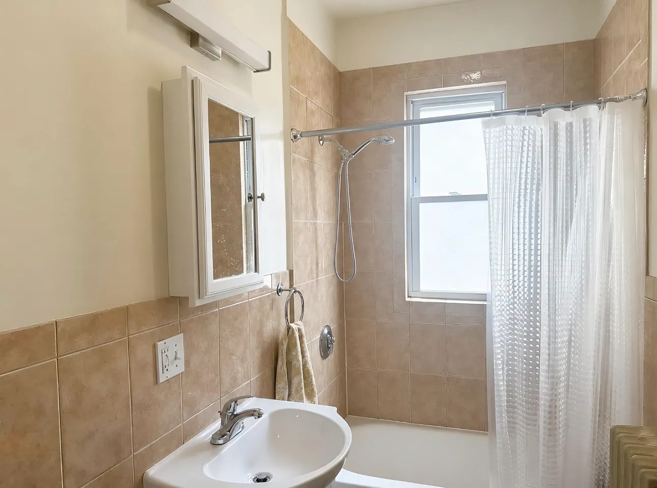 3 bed, 1235 sqft, $2,950 — Photo 2