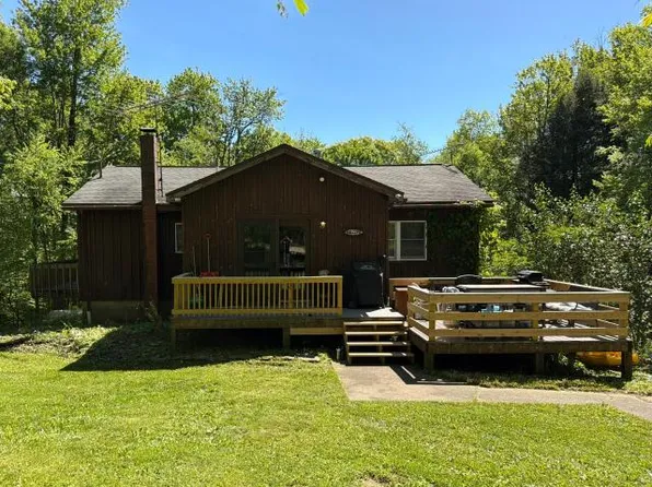 110 Deep Wood Dr, Russell, PA 16345