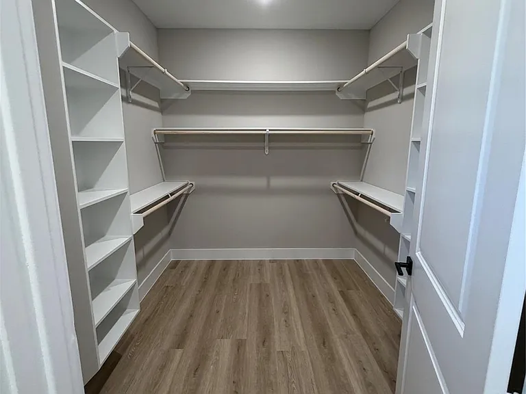 2523 Liguria — Photo 10