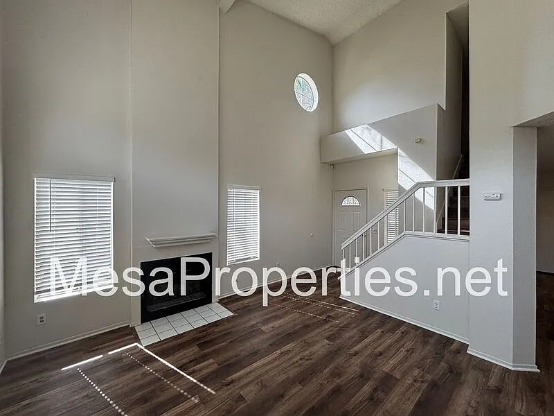 3 bed, 2.0 bath, 1455 sqft, $3,300 — Photo 3